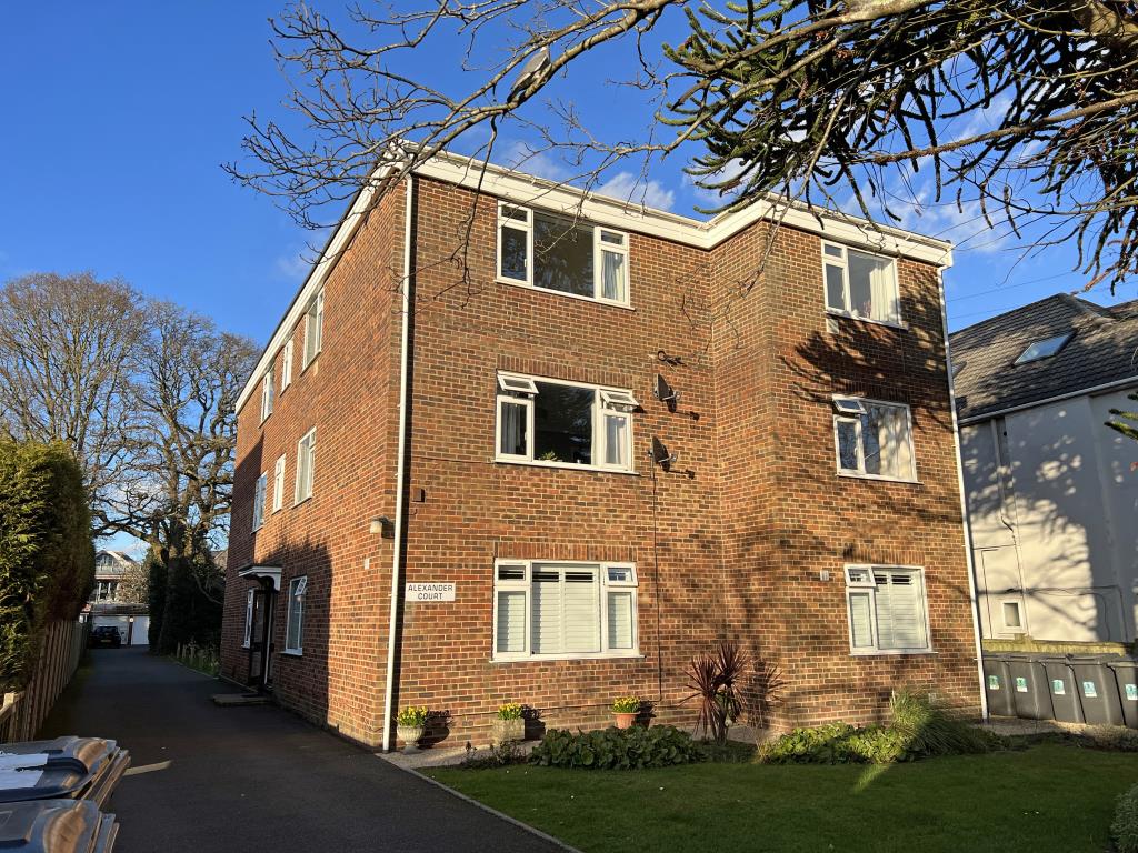 Lot: 84 - TWO-BEDROOM FLAT WITH GARAGE - Front of the Block